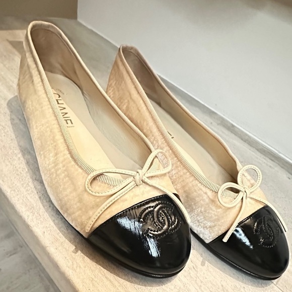 Chanel ballet flats in cream textured silk velvet, with black leather - Picture 2 of 5
